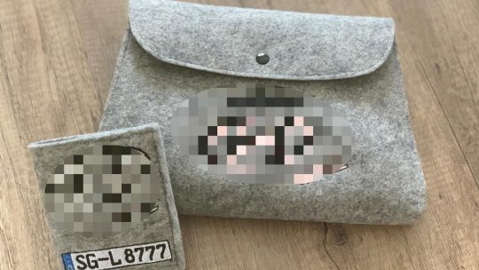 Huelle für Autopapiere